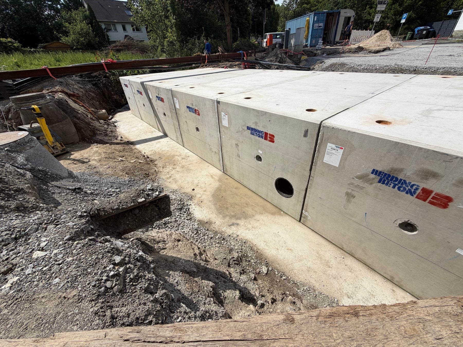 Reihe fertig verlegter Betonfertigteile des Rahmendurchlasses in Bad Sassendorf