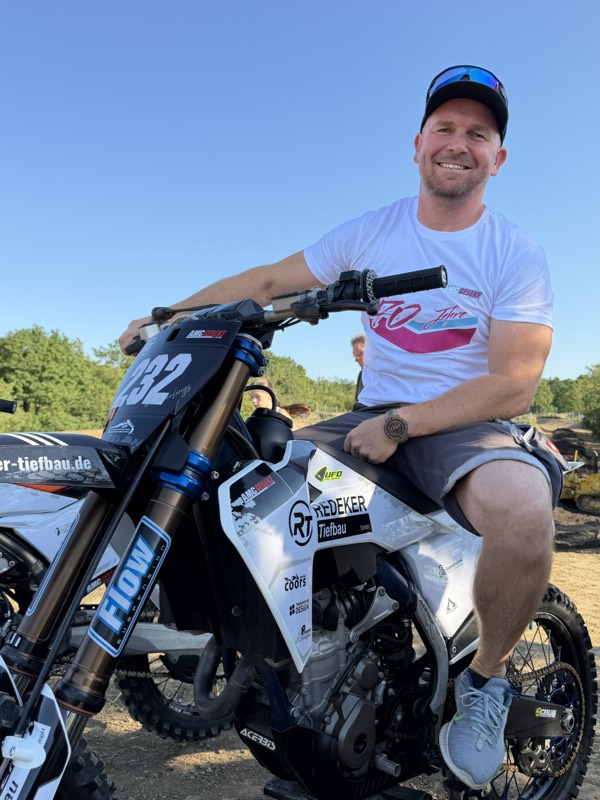 Junger Fahrer des AMC Geseke mit seinem Motocross-Motorrad Nummer 121