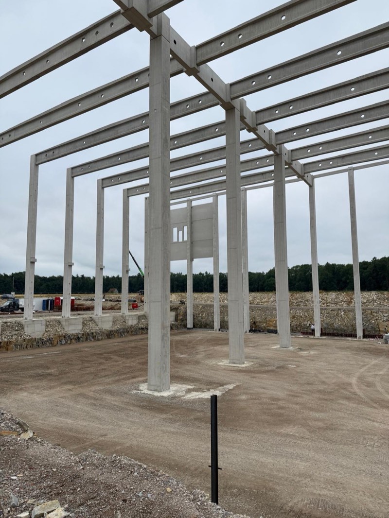 Betonstützen einer neuen Halle über der fertigen Bodenplatte