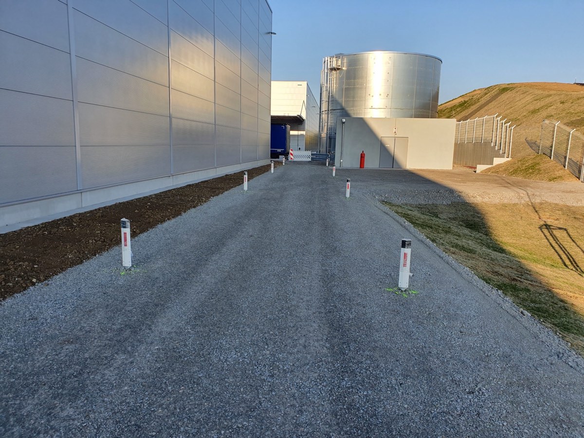 Zufahrt zwischen Logistikhalle und Tankanlage mit Absperrpfosten