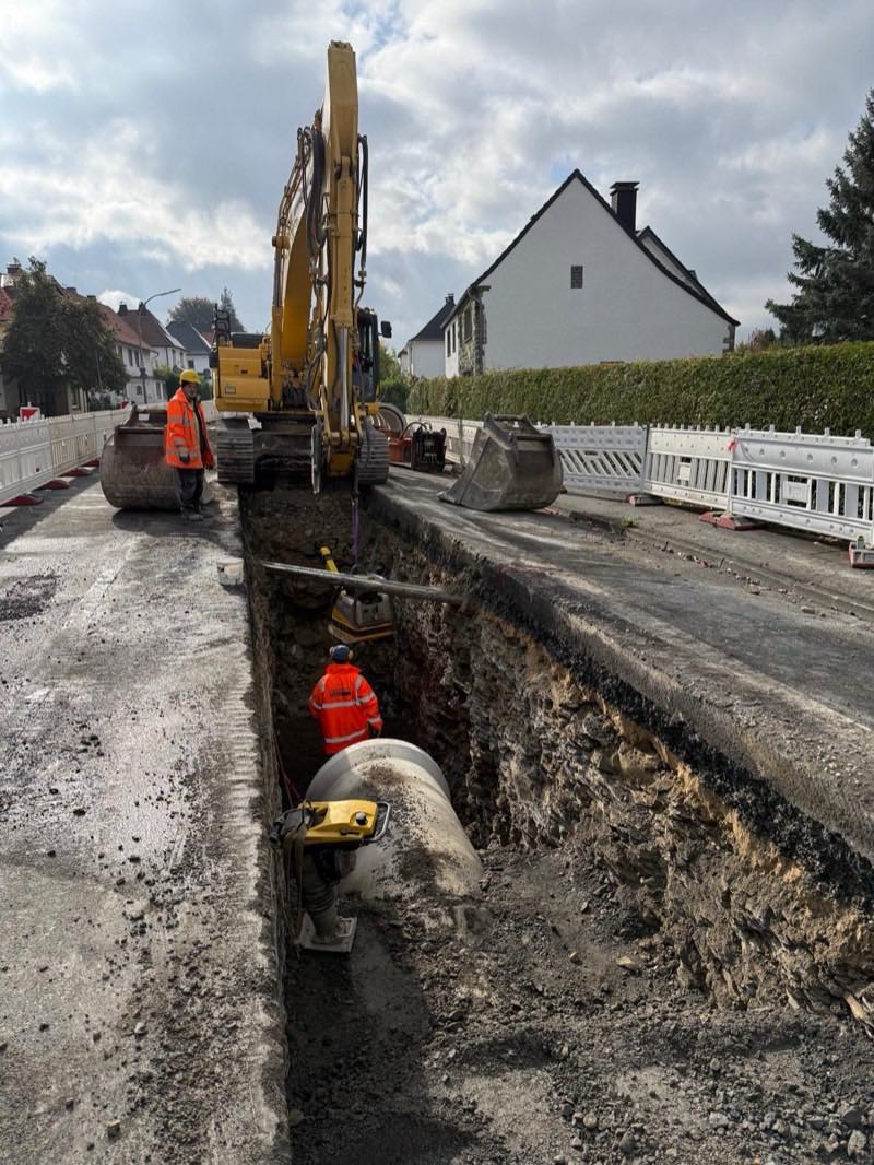 Kanalbau im aufgeschnittenen Straßenkörper mit Wasserhaltung