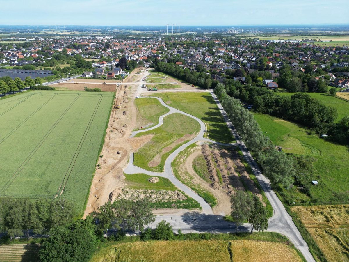 Luftbild einer neu erschlossenen Wohnbaufläche mit geschwungenen Wegen