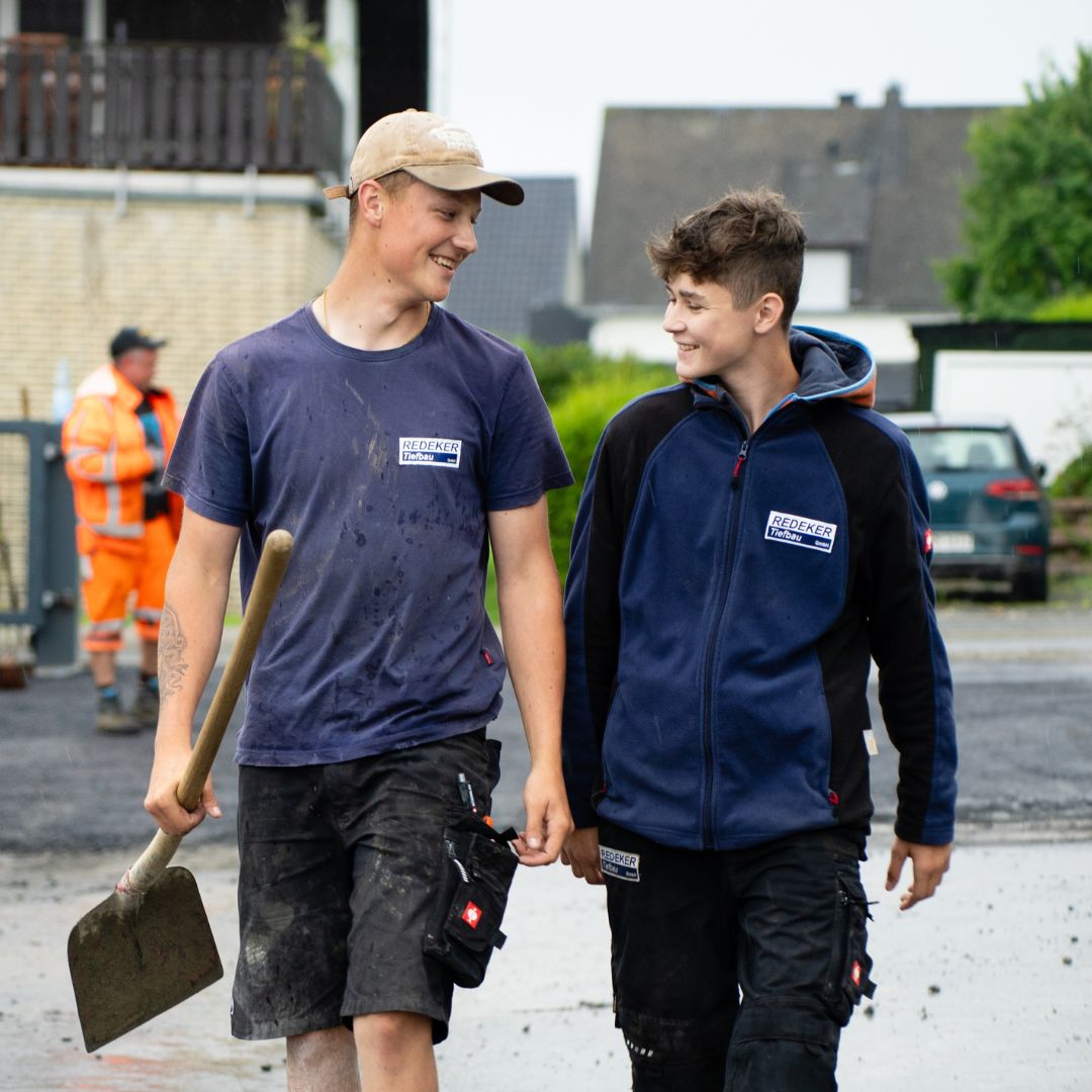 Zwei Auszubildende der Redeker Tiefbau GmbH auf dem Weg zur Baustelle