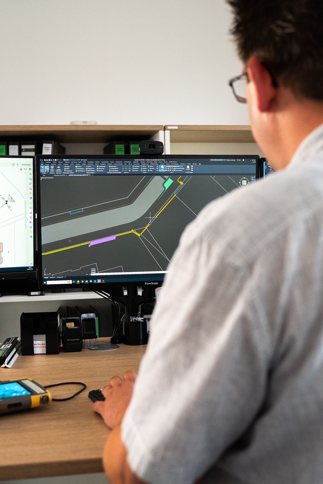 Mitarbeiter der Redeker Tiefbau GmbH arbeitet mit GPS-Vermessungsdaten in AutoCAD Civil 3D