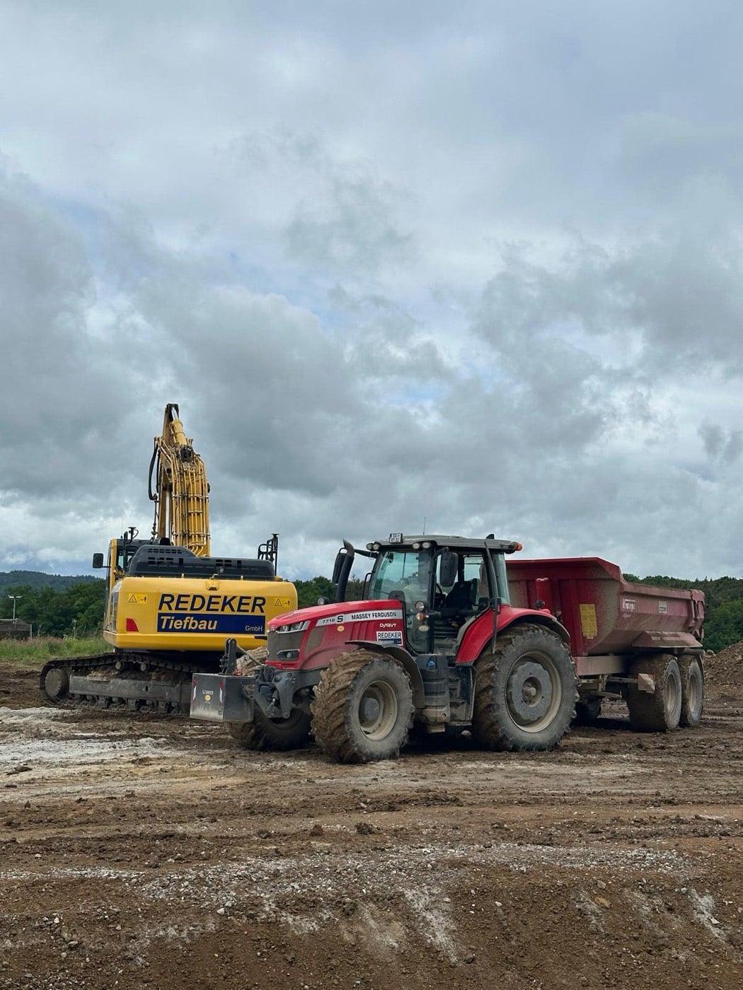 Bauservice der Redeker Tiefbau GmbH: Kettenbagger und Traktor mit Muldenkipper