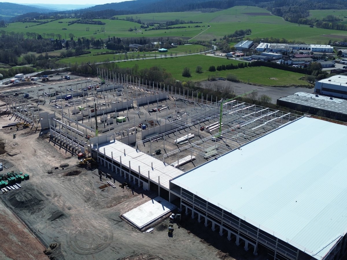 Luftbild: Stahlbetonskelett einer neuen Logistikhalle im Gewerbegebiet