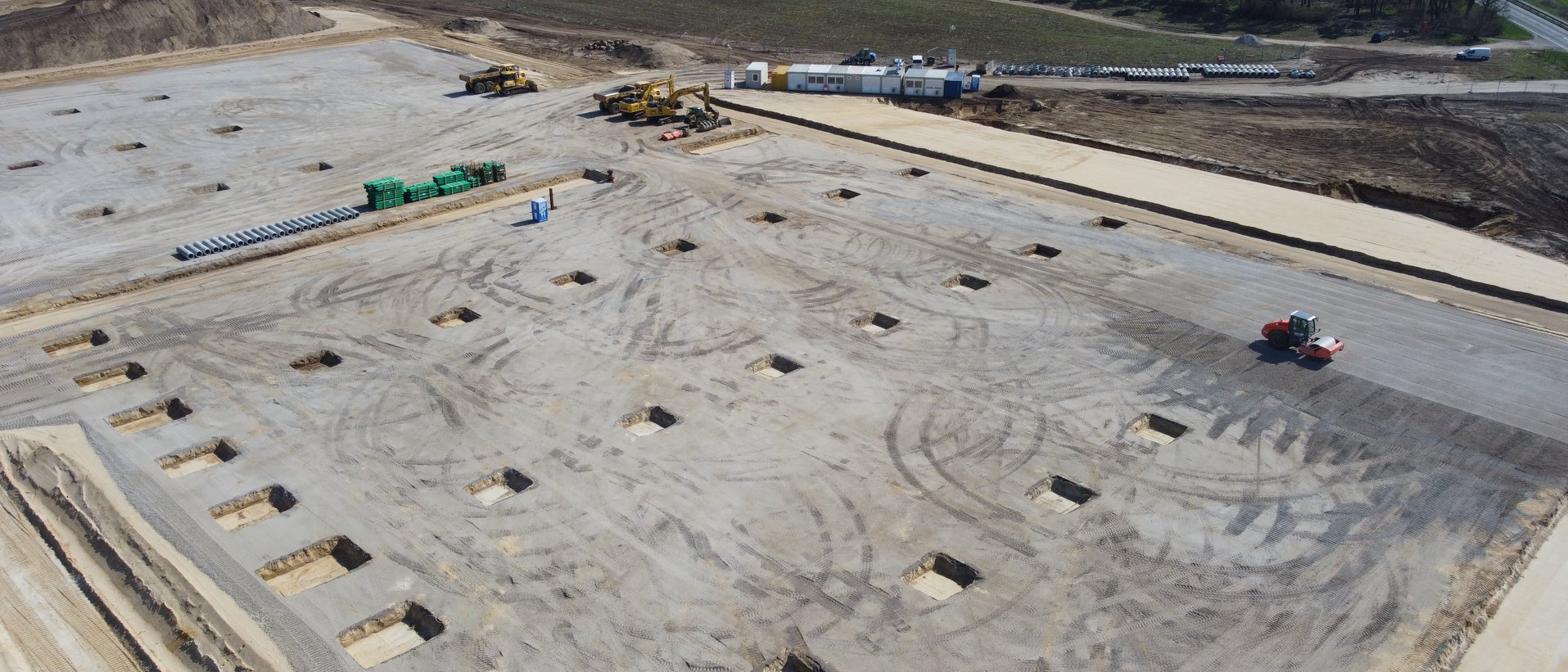 Luftbild einer Gewerbebaustelle mit vorbereitetem Fundamentfeld